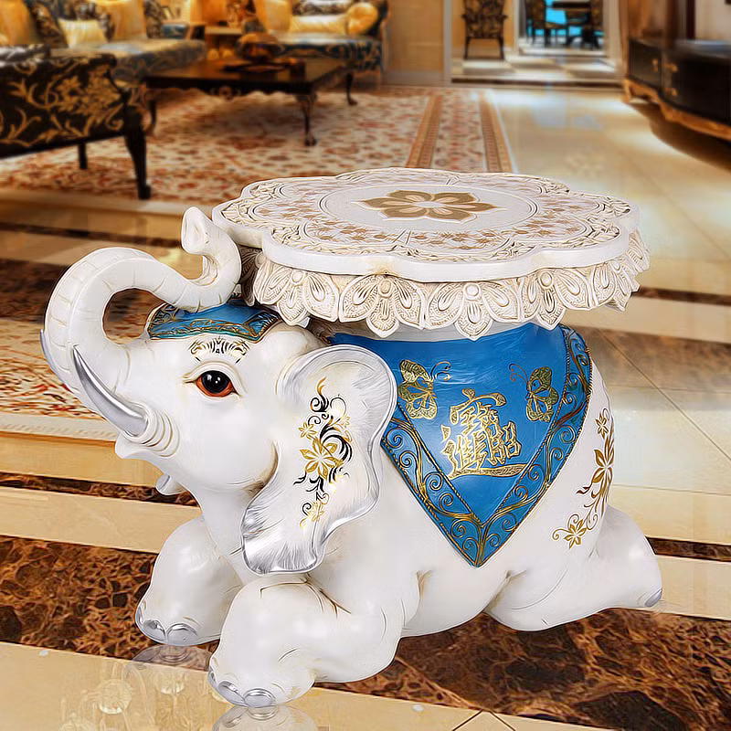 Thúc vượng quyền quý: Voi là loài sống bầy đàn và có tính tổ chức cao. Xưa nay voi luôn là loài động vật quý hiếm và được yêu thương bảo vệ.