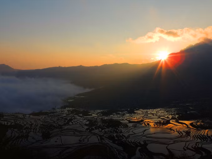 Những tia nắng hoàng hôn như vẽ thêm cho bức tranh những mảng màu đầy huyền ảo.