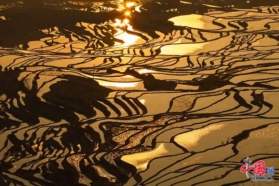 Từ ngàn xưa, người dân nơi đây đã biết tạo ra một hệ thống kênh dẫn nước đặc biệt và vô cùng khoa học để có thể tưới tiêu cho cả một vùng rộng lớn nằm trên độ cao 2.500m.