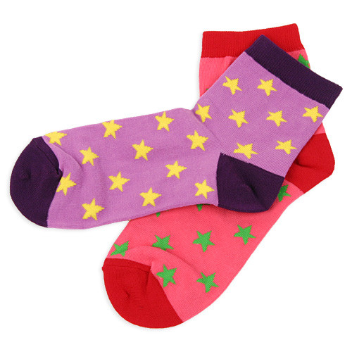 Đi tất không cùng chất liệu, tức có thể kiểu dáng như nhau nhưng chất liệu của hai chiếc tất khác nhau. Cách đi này sẽ ảnh hưởng nghiêm trọng đến tài vận của bạn, dễ đối mặt với nguy cơ hao tổn tiền tài, hoặc phá sản. Tình cảm cũng dễ có chuyện ong bướm hoặc chiêu đào hoa xấu. Lời khuyên: Nên chọn hai chiếc cùng một đôi, cùng một chất liệu.