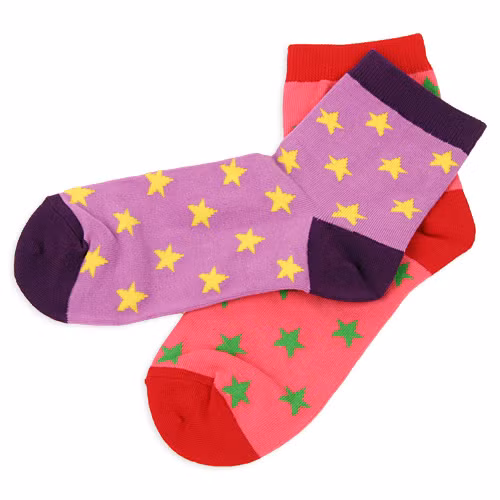 Đi tất không cùng chất liệu, tức có thể kiểu dáng như nhau nhưng chất liệu của hai chiếc tất khác nhau. Cách đi này sẽ ảnh hưởng nghiêm trọng đến tài vận của bạn, dễ đối mặt với nguy cơ hao tổn tiền tài, hoặc phá sản. Tình cảm cũng dễ có chuyện ong bướm hoặc chiêu đào hoa xấu. Lời khuyên: Nên chọn hai chiếc cùng một đôi, cùng một chất liệu.