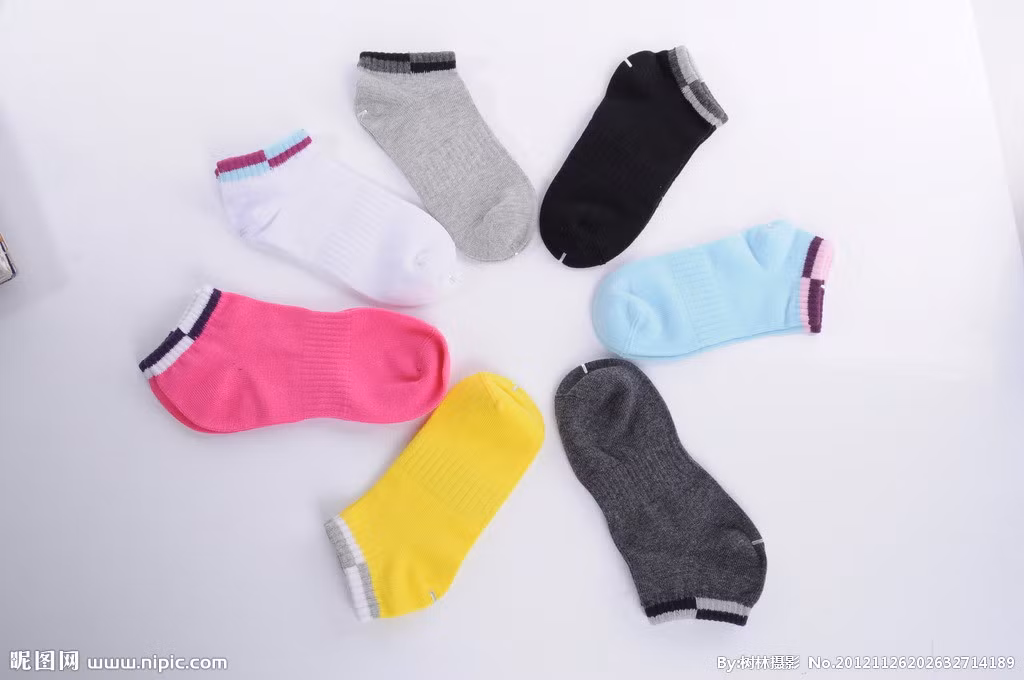 Đi tất rách, có thể vô ý hoặc tiện tay mà nhiều người vẫn xỏ chân vào đôi tất rách. Điều này sẽ ảnh hưởng đến vận tình cảm và hôn nhân của bạn, thậm chí ảnh đến khả năng tình dục. Lời khuyên: Nếu tất đã rách tốt nhất bạn nên bỏ đi để tránh tình trạng vô ý đi phải.