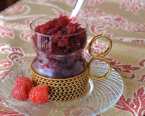  Kem đá bào quả mâm xôi, rượu vang thơm nồng nhẹ nhàng.