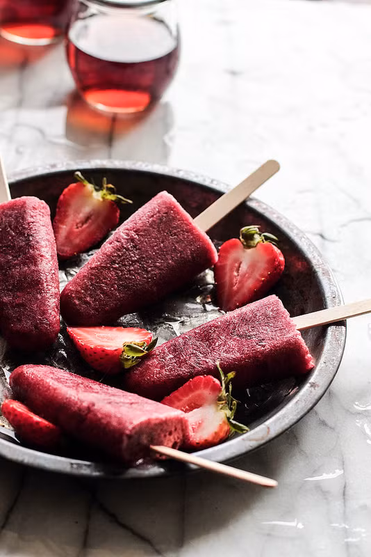 Kem dâu tây, vang đỏ vô cùng hấp dẫn.