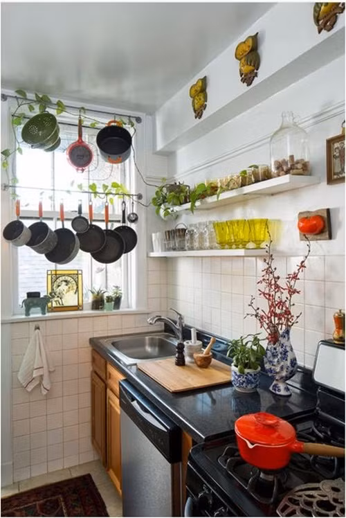 Khoảng không gian trước cửa sổ sẽ vẫn có đủ ánh sáng nếu bạn thêm thanh treo bắc ngang treo xoong, nồi.