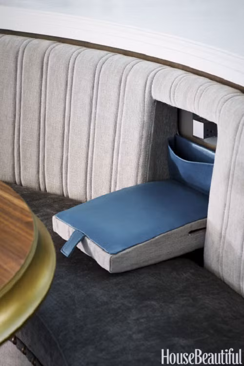 Thiết kế ngăn kéo trên ghế ăn là nơi để bạn cất một vài đồ vật nhỏ như tử như sạc pin, túi xách...