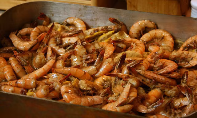 Nhiều người nghĩ rằng tôm biển mặn nên không cần cho muối khi chế biến. Sai lầm này khiến món tôm của bạn kém hấp dẫn. Hãy thêm một chút gia vị khi nấu để món ăn đầy đủ hương vị.