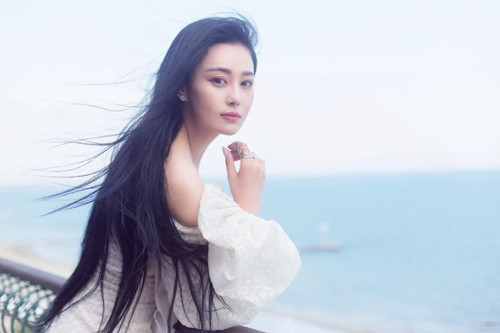 Dù không được đào tạo bài bản nhưng bằng sự nỗ lực của bản thân, mỹ nhân Hoa ngữ tích lũy được kinh nghiệm từ các vai phụ trong các bộ phim nhỏ. Từ đó, Angelababy đã khẳng định được tài năng của bản thân.