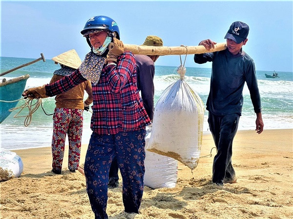 Ngư dân bỏ túi “tiền triệu” mỗi ngày nhờ cào ốc gạo - Hình 3 Ngu dan bo tui “tien trieu” moi ngay nho cao oc gao-Hinh-3