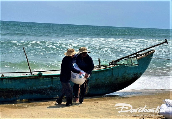 Ngư dân bỏ túi “tiền triệu” mỗi ngày nhờ cào ốc gạo - Hình 8 Ngu dan bo tui “tien trieu” moi ngay nho cao oc gao-Hinh-8