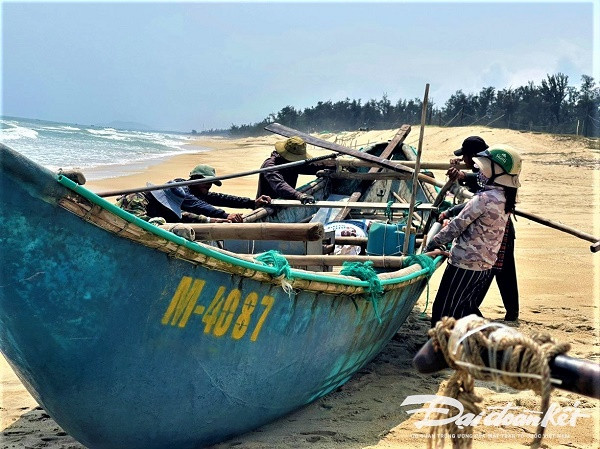 Ngư dân bỏ túi “tiền triệu” mỗi ngày nhờ cào ốc gạo - Hình 5 Ngu dan bo tui “tien trieu” moi ngay nho cao oc gao-Hinh-5