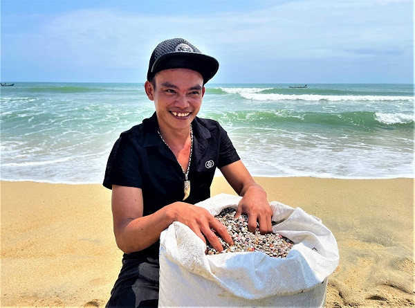 Ngư dân bỏ túi “tiền triệu” mỗi ngày nhờ cào ốc gạo - Hình 4 Ngu dan bo tui “tien trieu” moi ngay nho cao oc gao-Hinh-4