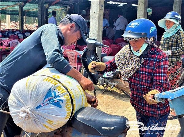 Ngư dân bỏ túi “tiền triệu” mỗi ngày nhờ cào ốc gạo - Hình 6 Ngu dan bo tui “tien trieu” moi ngay nho cao oc gao-Hinh-6