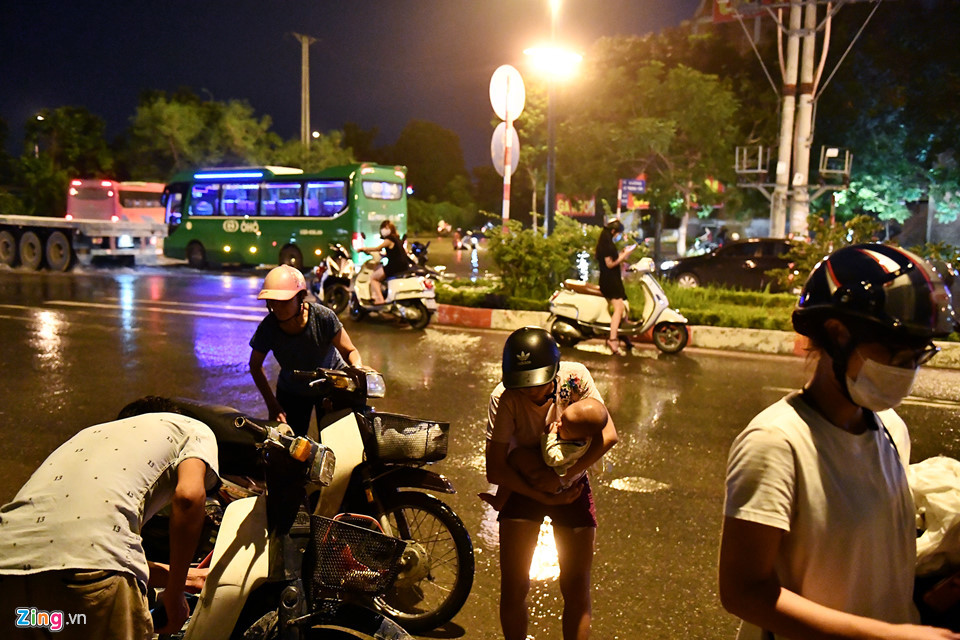 Trước cổng Thiên đường Bảo Sơn, cảnh tượng sửa xe diễn ra tấp nập.