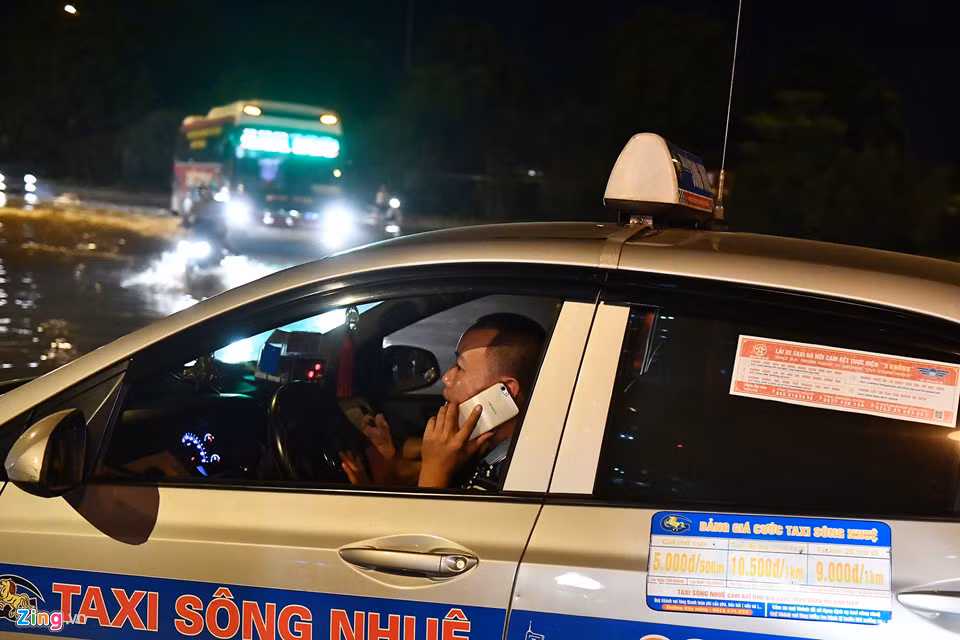 Một chiếc xe taxi loay hoay đón khách không được và chạy loanh quanh tìm lối vào.