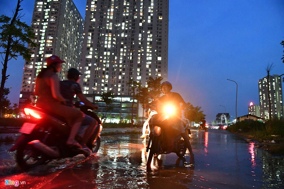 ... nhưng họ vẫn cố gắng đi vì nếu lưu thông qua chỗ ngập trước cổng chính sẽ có nguy cơ xe bị chết máy.