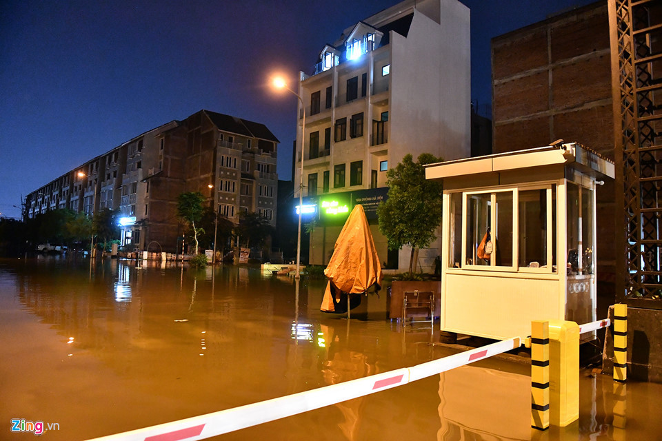 Theo người dân, nước đã dâng lên ngập sâu hai ngày nay. Trước đó, cơn mưa lớn trút xuống từ đêm 20/7, sáng 21/7 khiến rất nhiều nơi ở Hà Nội chìm trong biển nước.