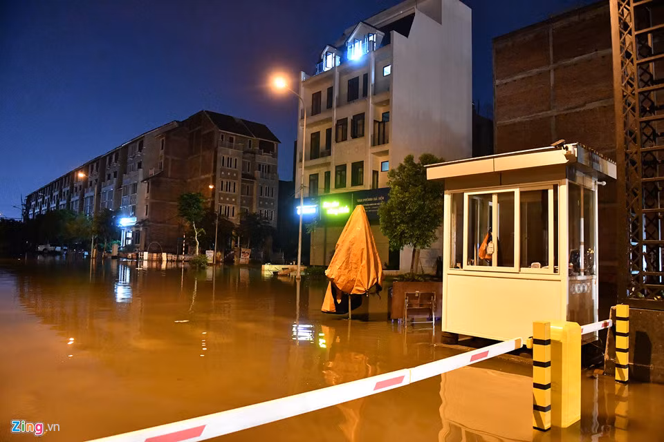 Theo người dân, nước đã dâng lên ngập sâu hai ngày nay. Trước đó, cơn mưa lớn trút xuống từ đêm 20/7, sáng 21/7 khiến rất nhiều nơi ở Hà Nội chìm trong biển nước.