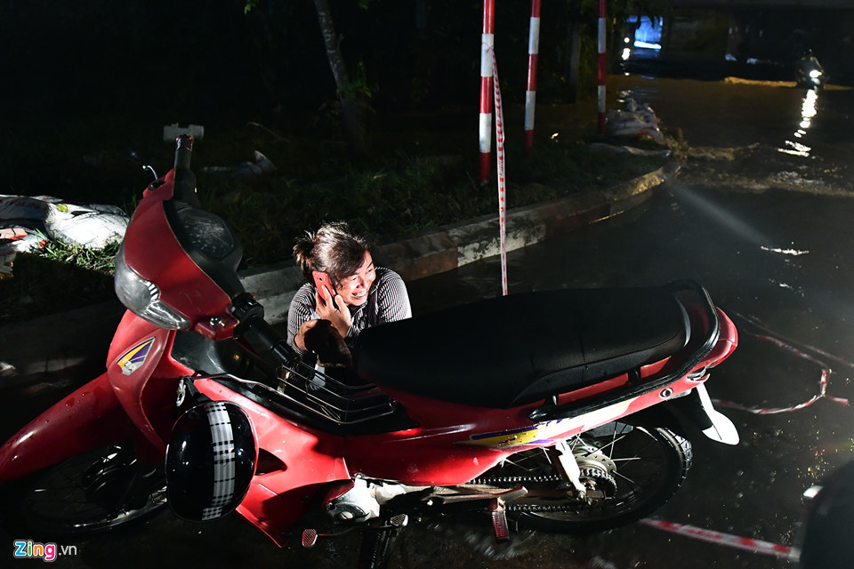 Người phụ nữ gọi điện báo người nhà xe bị chết máy sau khi cố đi qua chỗ ngập.
