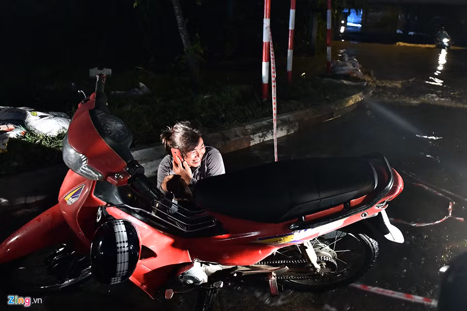 Người phụ nữ gọi điện báo người nhà xe bị chết máy sau khi cố đi qua chỗ ngập.