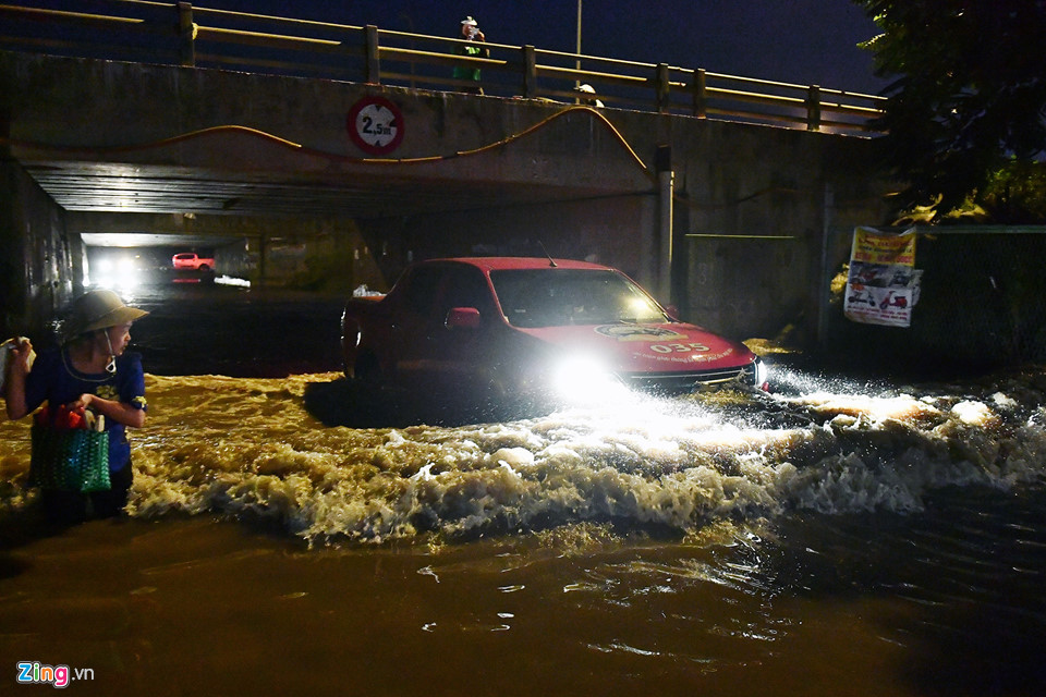 Người dân khu vực An Khánh để về nhà buộc phải lội nước chui qua hầm từ bên kia sang bên này đường.