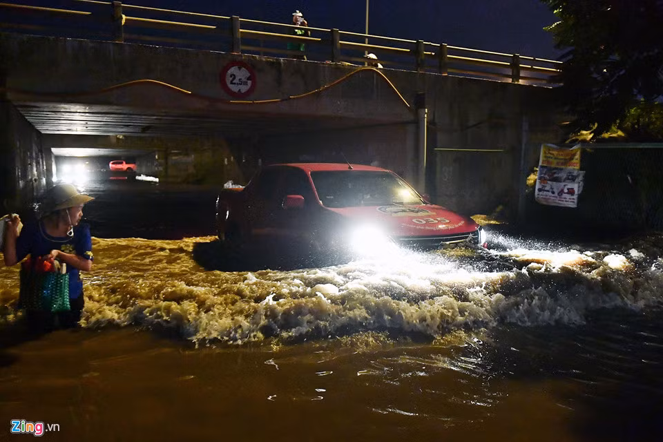 Người dân khu vực An Khánh để về nhà buộc phải lội nước chui qua hầm từ bên kia sang bên này đường.