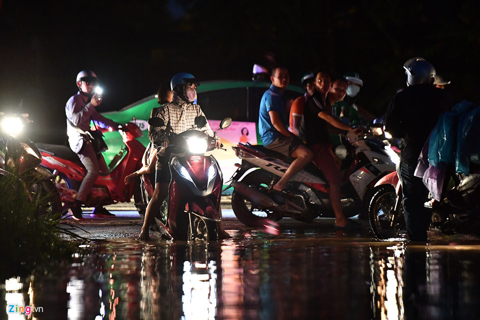 Đoạn bị ngập này khá lổn nhổn, không bằng phẳng...