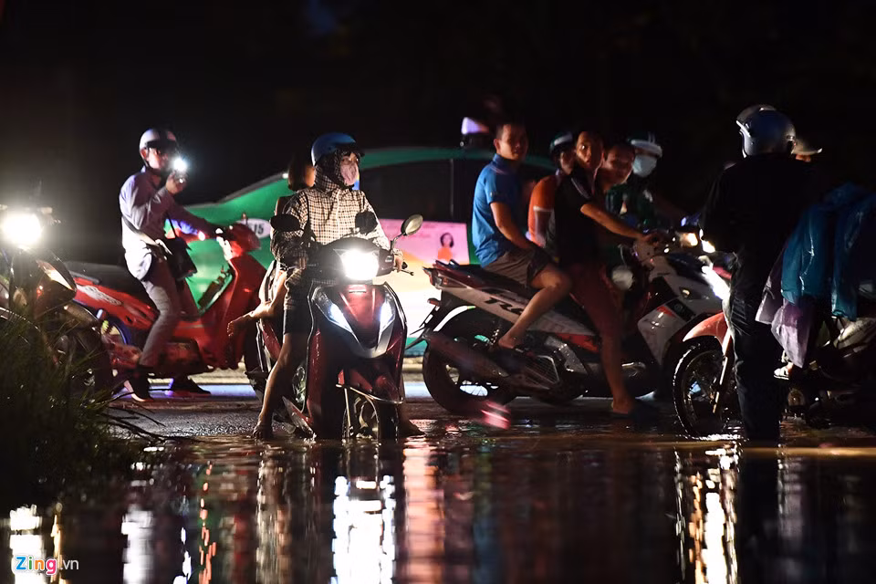 Đoạn bị ngập này khá lổn nhổn, không bằng phẳng...