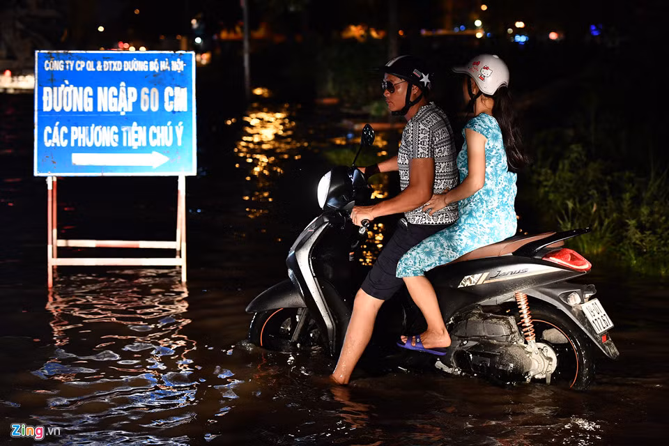 Trước lối vào cổng khu du lịch Thiên đường Bảo Sơn, cơ quan chức năng đựng tấm biển cảnh báo. Tuy nhiên, nhiều người vẫn cố tìm cách đi qua vì không còn đường nào nhanh hơn.