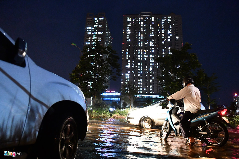 Tuy chỗ ngập sâu nhất chỉ 50 cm nhưng nhiều tài xế ôtô vẫn phải quay đầu tránh.