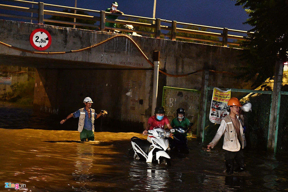 Trong khi đó dọc các hầm chui đại lộ Thăng Long, cảnh lội bì bõm vẫn diễn ra khá nhiều. Có những lối bắt buộc phải chui qua vì hầm nào cũng ngập, người đi đường không có lựa chọn khác.