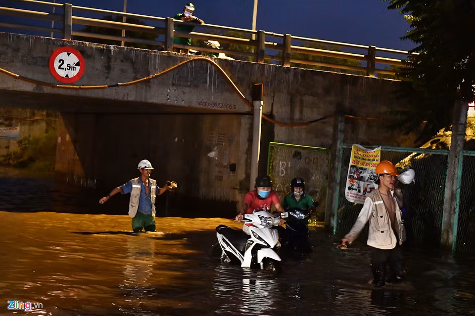 Trong khi đó dọc các hầm chui đại lộ Thăng Long, cảnh lội bì bõm vẫn diễn ra khá nhiều. Có những lối bắt buộc phải chui qua vì hầm nào cũng ngập, người đi đường không có lựa chọn khác.