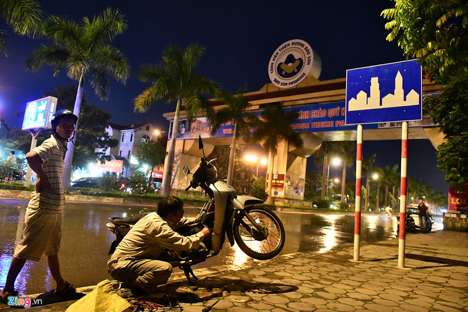 Thợ sửa xe có mặt sẵn ở đây từ ngày hôm trước. Mỗi chiếc xe nổ máy khách sẽ mất 30.000 đồng tiền công, chưa tính giá thay thế phụ tùng.