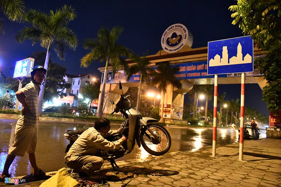 Thợ sửa xe có mặt sẵn ở đây từ ngày hôm trước. Mỗi chiếc xe nổ máy khách sẽ mất 30.000 đồng tiền công, chưa tính giá thay thế phụ tùng.