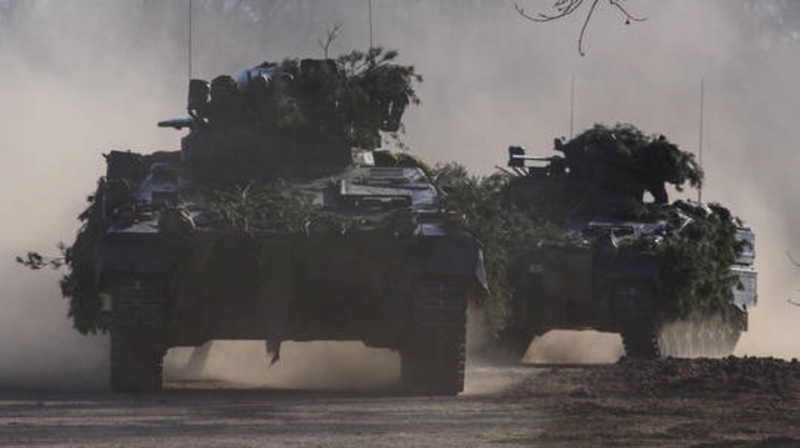 “Đối phương thỉnh thoảng thăm dò phòng tuyến của chúng tôi ở Novoivanivka và Zelenyi Shlyakh, nhưng sau khi bị đẩy lùi, họ rút lui. Tôi không biết họ làm thế với mục đích gì, nhưng kiểu giao tranh này hiện tại có lợi cho chúng tôi. Hơn nữa, trong những cuộc tấn công này, một trong những tiểu đoàn tốt nhất của địch thuộc Lữ đoàn 47 cũng bị bào mòn dần”, blogger quân sự Yuri Podolyaka bình luận về tình hình lực lượng. Ảnh: RT.