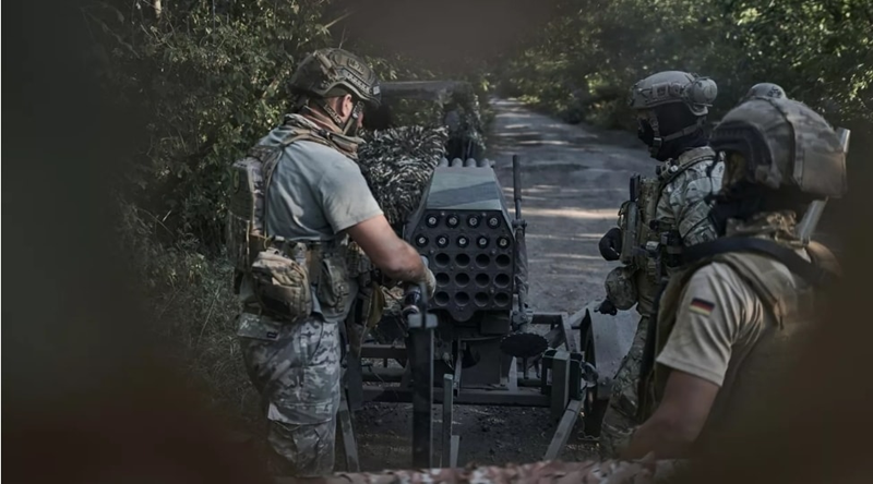 Qua đó, Bộ Quốc phòng Nga đã khoanh vùng hoạt động của các lực lượng này trên lãnh thổ Nga với diện tích khoảng 25 x 20 km. Đây không phải là một vùng rộng lớn đối với 15 lữ đoàn “tinh nhuệ” của Ukraine. Mỗi ngày có thêm nhiều hình ảnh xe quân sự Ukraine bị phá hủy và xác binh lính nằm trên chiến trường. Theo phản ánh từ tiền tuyến, thảm thực vật đã rụng, khiến các binh sĩ Ukraine trở thành mục tiêu dễ dàng hơn cho pháo binh và Không quân Nga. Ảnh: RIA Novosti.