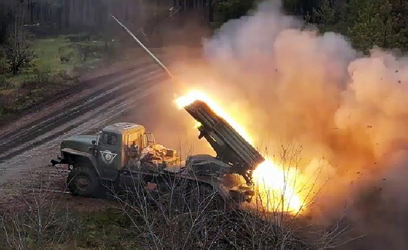 Trong khi đó, theo báo cáo của kênh Telegram “North Wind”, lực lượng Quân đội Nga đã gia tăng nhịp độ tấn công ở khu vực Novoivanovka, Tolsty Lug và các khu rừng lân cận. Đặc biệt, ở phía nam khu vực Sudzhansky cũng có những bước tiến đáng kể, có khả năng cô lập toàn bộ lực lượng của VSU tại Kursk. Ảnh: TASS. .