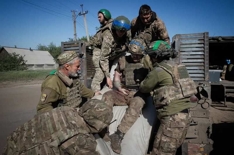 Thêm vào đó, những cành cây trụi lá không còn che được dấu vết của xe cơ giới, khiến cả xe bọc thép lẫn xe bán tải của Ukraine gặp khó khăn trong việc vận chuyển tiếp tế. Đặc biệt, lính súng cối của Quân đội Nga đã phá hủy một xe bọc thép Humvee và một nhóm bộ binh Ukraine tại khu vực Kursk khi họ cố di chuyển giữa các hàng cây. Ảnh: New York Times.