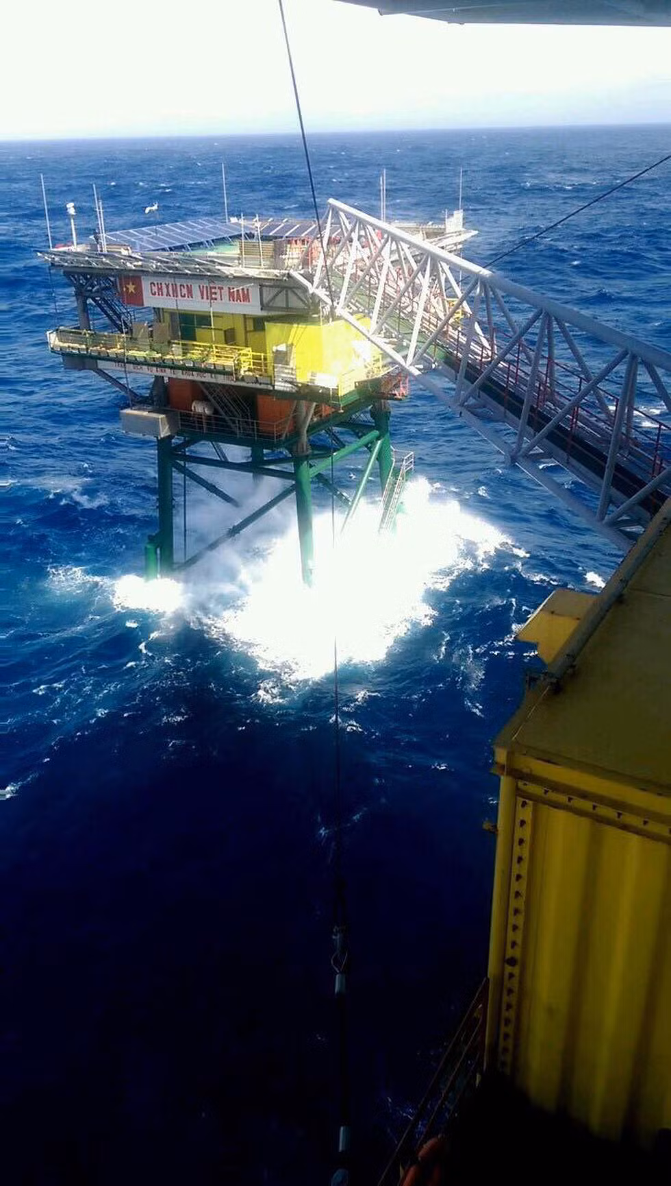 Những thông tin của thượng tá Nguyễn Thế Dĩnh - chính trị viên Tiểu đoàn DK1 - từ chỉ huy sở được anh em cán bộ chiến sĩ từ nhà giàn báo về cũng cho biết: "DK 1/15 sóng đánh bay bồn dầu trên sàn công tác". Ảnh: Sóng đánh mạnh ở khu vực nhà giàn DK1.
