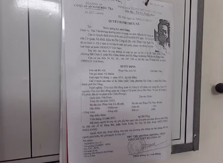Quyết định truy nã ông Vũ "nhôm" được treo tại trụ sở Công an phường Hải Châu 1. (Ảnh: Thanh Hải)