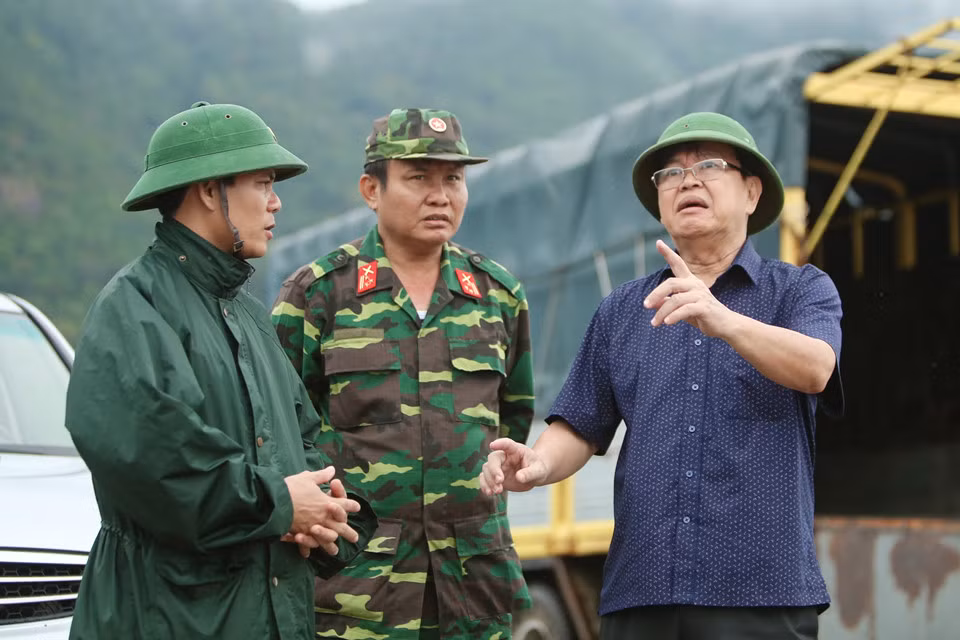 Trước đó, Bí thư huyện ủy Nguyễn Hoàng Tùng cùng thượng tá Phan Tiến Dũng - Chính trị viên Ban chỉ huy quân sự huyện, đã xuống kiểm tra tại Chi cục Hải quan huyện Côn Đảo, nơi tránh bão của ngư dân và khu dân cư số 10. Tại cảng Bến Đầm ông tiếp tục đề nghị ông Lê Đức Dũng, Phó đồn trưởng đồn biên phòng Côn Đảo, khẩn trương vận động và sẵn sàng cưỡng chế các ngư dân còn ở trên tàu cá để bảo đảm an toàn.