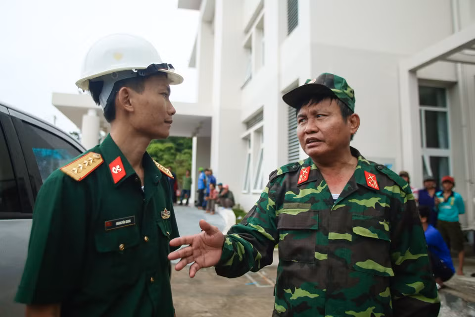 Ban chỉ huy quân sự huyện chỉ đạo đơn vị ứng trực sẵn sàng cứu hộ cứu nạn, bảo đảm 100% dân không bị đói, lạnh.