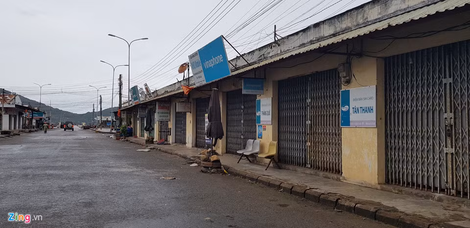 Toàn bộ Côn Đảo đã dừng các hoạt động kinh doanh. Theo đại diện hãng hàng không Vasco, chiều tối 25/12 có tổng cộng 300 khách bay ra đảo. Sáng 25/12, có 1 chuyến bay trống bay ra chở 68 khách về. Trong hôm nay hủy 6 chuyến bay, trong đó có chuyến đi từ Cần Thơ và 5 chuyến từ Sài Gòn.