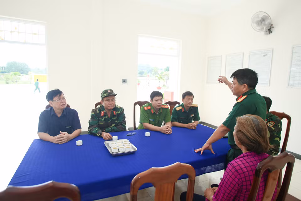 Trong cuộc họp sáng 25/12 tại Ban chỉ huy Đại đội 7 khu dân cư số 1, Bí thư huyện ủy Nguyễn Hoàng Tùng chỉ đạo khẩn, yêu cầu cán bộ chiến sĩ thuộc Ban chỉ huy quân sự Côn Đảo và cán bộ khu dân cư số 1 hoàn tất việc di dời dân cư, ngư dân tránh bão số 16 đến nơi an toàn.