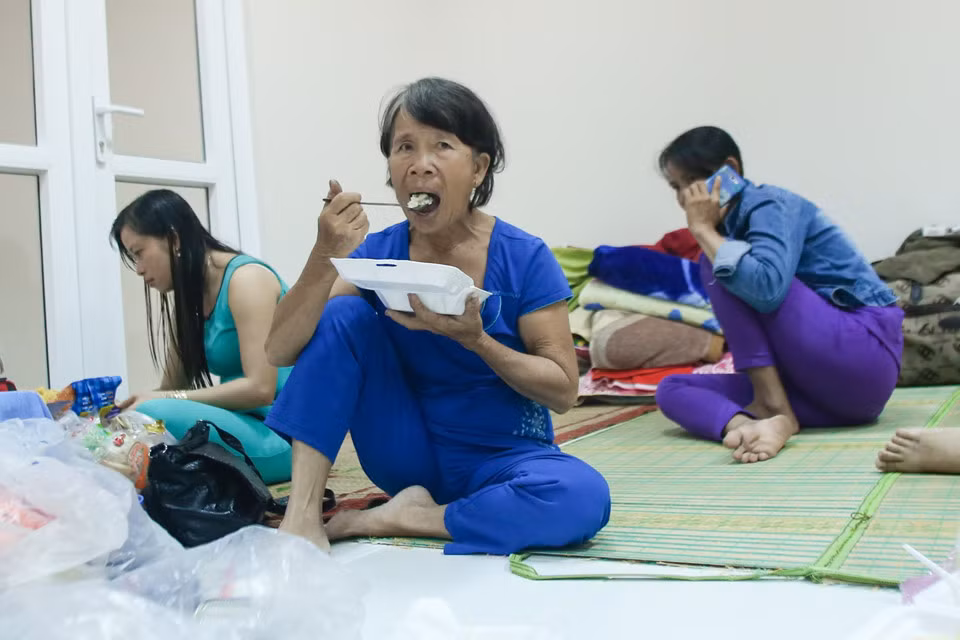 Nhân dân khu vực Cỏ Ống được chăm lo ăn uống đầy đủ. Bà Hai chia sẻ chỉ mong bão mau tan để quay về nhà xem tình hình mà phục hồi kinh doanh trở lại.