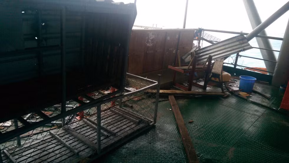 Cho đến 8h sáng nay, sức gió đã yếu đi nhưng những hình ảnh được gửi về từ bãi Tư Chính (DK1/14) cho thấy sóng vẫn có những cơn phủ trùm lên nhà giàn cũ. Ảnh: Nhiều chỗ trên nhà giàn bị gió quật đổ.