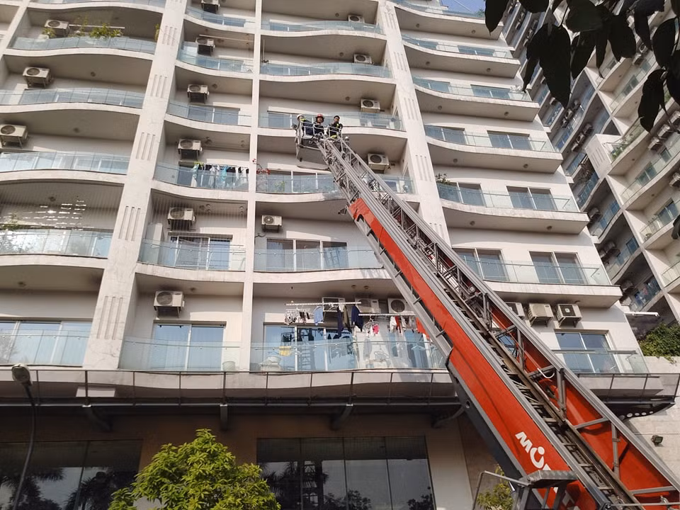 Xe thang được huy động để sơ tán người dân.