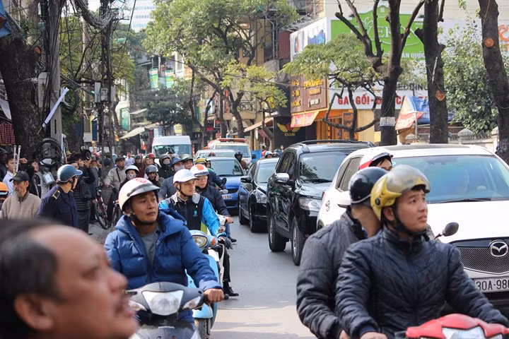 Tuyến đường Hoàng Hoa Thám bị ùn tắc cục bộ do người dân hiếu kỳ dừng lại xem vụ cháy.