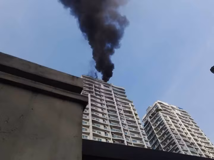 Vụ cháy chung cư Golden Westlake xảy ra vào khoảng 12h30 trưa nay. Khu chung cư này có hai cổng vào, một ở đường Hoàng Hoa Thám và một ở 151 đường Thụy Khuê, phường Thụy Khuê, quận Tây Hồ. Trong ảnh, cột khói đen bốc lên tại hiện trường cháy chung cư Golden Westlake.