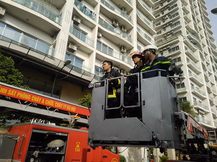 Lực lượng cứu hỏa sớm có mặt ngay khi phát hiện vụ cháy Golden Westlake.